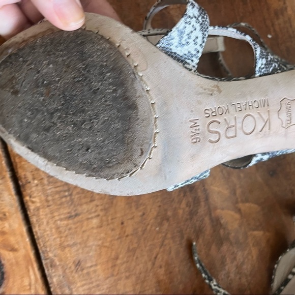 𝅺KORS by Michael kors snake print leather sandals size 91/2 - Picture 4 of 5